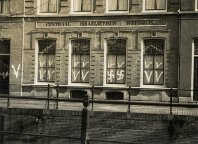 97827 Afbeelding van de bekladde ramen van het Centraal Israëlietisch Weeshuis (Nieuwegracht 92) te Utrecht.